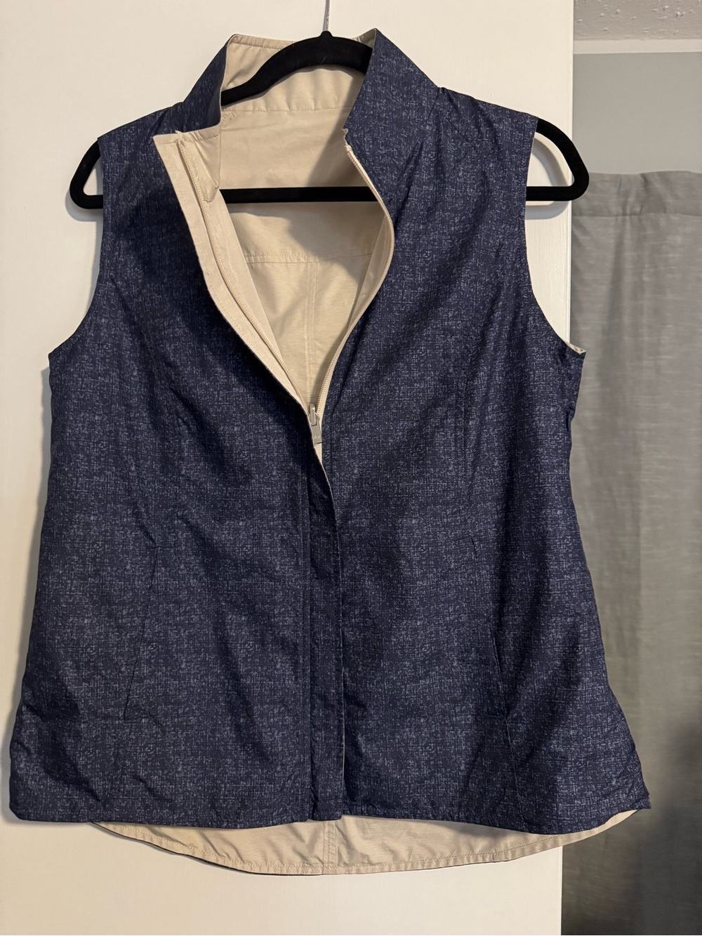 Peter Millar Women’s Reversible Sleeveless Vest in Navy and Cream